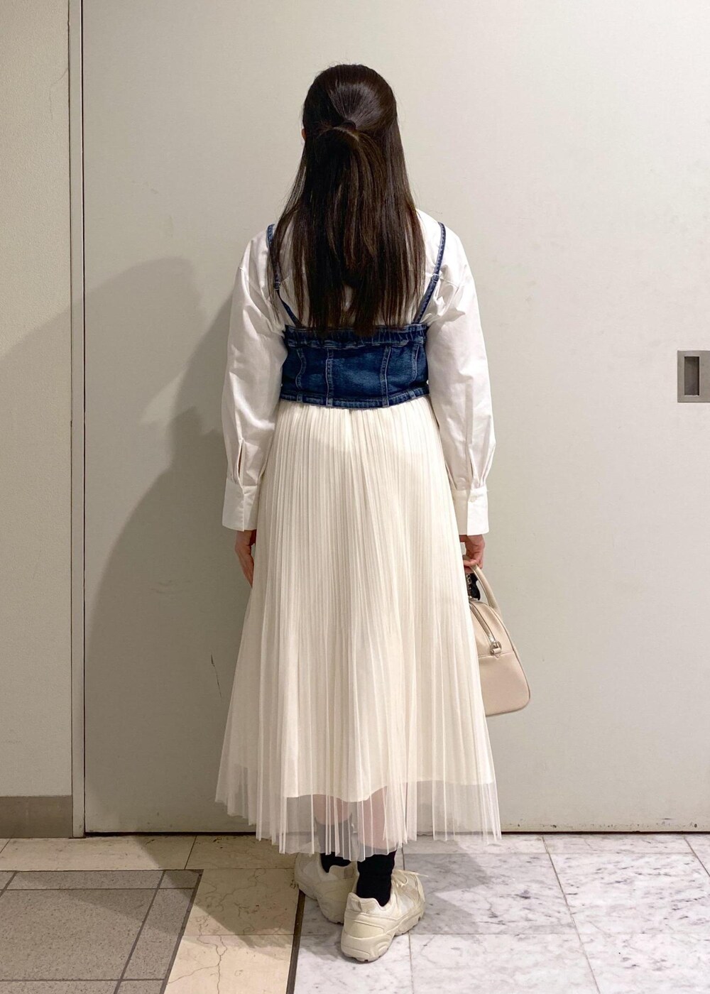 「ロペピクニック、ropepicnic_snap、2BUY10%OFF対象商品、Wminibag_pickup、Wshirt_pickup、RP25SSライトアウター、初春コーデ、春コーデ、デートコーデ、お出かけコーデ、旅行コーデ、女子会コーデ、大人カジュアル、レイヤード、パンツスタイル」|「ROPE' PICNICのパールショートネックレス(ネックレス、ゴールド系)」を使った、ゆたさん(レディース・155cm)の春コーディネートの8枚目の写真