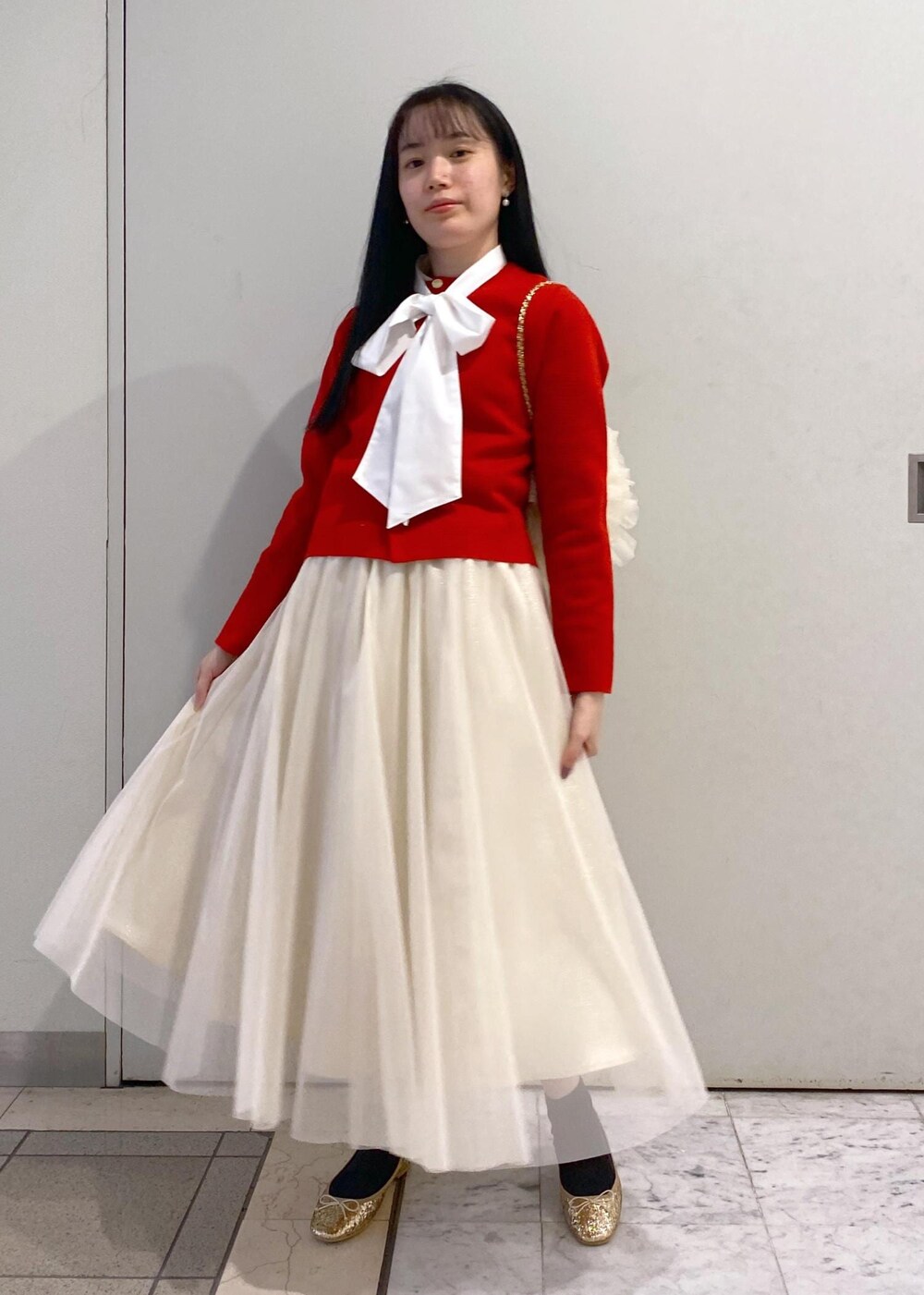 「ロペピクニック、ropepicnic_snap、ボウタイ、リボン、赤、レッド、チュール、チュールスカート、グリッター、25_2w_MD_pickup、初冬コーデ、冬コーデ、デートコーデ、お出かけコーデ、旅行コーデ」｜「ROPE' PICNICのキラキラチュールスカート（スカート、ベージュ系）」を使った、ゆたさん（レディース・155cm）の冬コーディネートの3枚目の写真