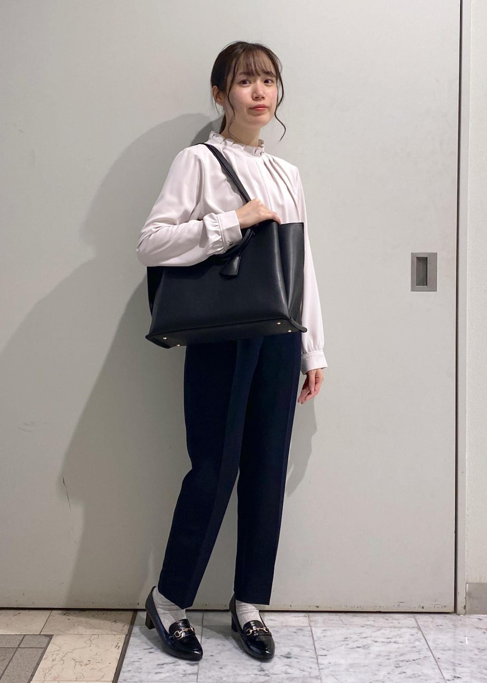「ロペピクニック、ropepicnic_snap、ツイード、花粉ガード、UVカット、HARUTA、2WAY、テーパードパンツ、初春コーデ、春コーデ、お仕事コーデ、セレモニーコーデ、卒業式コーデ、卒園式コーデ、授業参観日コーデ」|「ROPE' PICNICのA4対応/ダブルハンドルトートバッグ(トートバッグ、ブラック系)」を使った、ゆたさん(レディース・155cm)の冬コーディネートの8枚目の写真