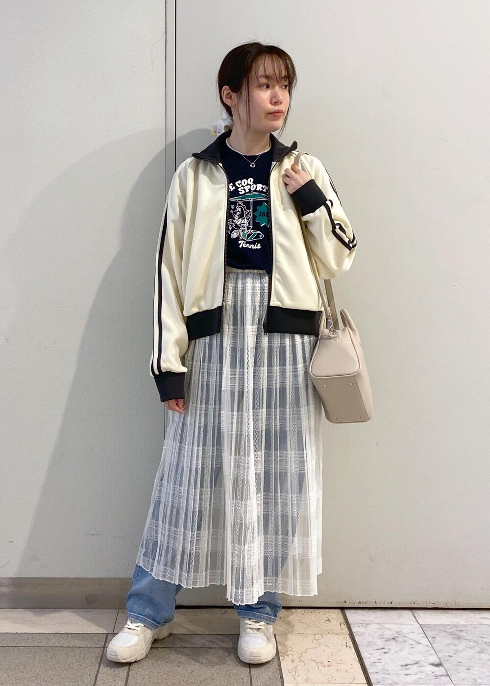 「ロペピクニック、ropepicnic_snap、2BUY10%OFF対象商品、Wminibag_pickup、RP25SSライトアウター、Wbottoms_pickup、春コーデ、初夏コーデ、デートコーデ、お出かけコーデ、旅行コーデ、アウトドアコーデ、フェスコーデ、女子会コーデ、レイヤード」｜「ROPE' PICNICのパールショートネックレス（ネックレス、ゴールド系）」を使った、ゆたさん（レディース・155cm）の春コーディネートの2枚目の写真