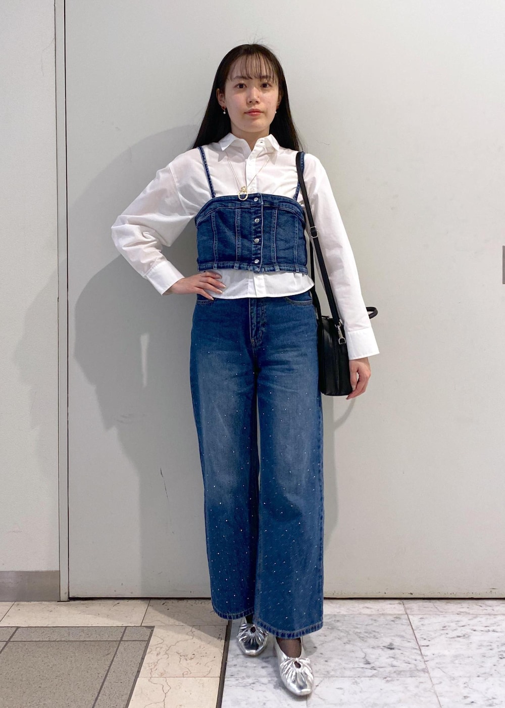 「ロペピクニック、ropepicnic_snap、初春コーデ、春コーデ、デートコーデ、お出かけコーデ、旅行コーデ、フェスコーデ、女子会コーデ、大人カジュアル、レイヤード、パンツスタイル、カジュアルコーデ、コラボアイテム、ROPÉ PICNIC」|「ROPE' PICNICのリボンギャザーミドルヒールパンプス(パンプス、シルバー系)」を使った、ゆたさん(レディース・155cm)の春コーディネートの2枚目の写真