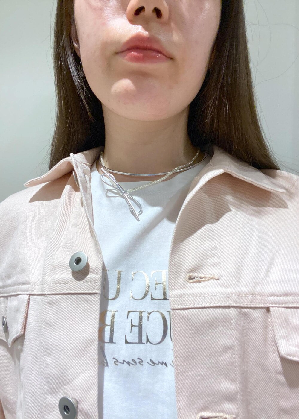 「ロペピクニック、ropepicnic_snap、初春コーデ、春コーデ、デートコーデ、お出かけコーデ、旅行コーデ、フェスコーデ、女子会コーデ、大人カジュアル、レイヤード、パンツスタイル、カジュアルコーデ、コラボアイテム、ROPÉ PICNIC」|「ROPE' PICNICのリボンギャザーミドルヒールパンプス(パンプス、シルバー系)」を使った、ゆたさん(レディース・155cm)の春コーディネートの5枚目の写真