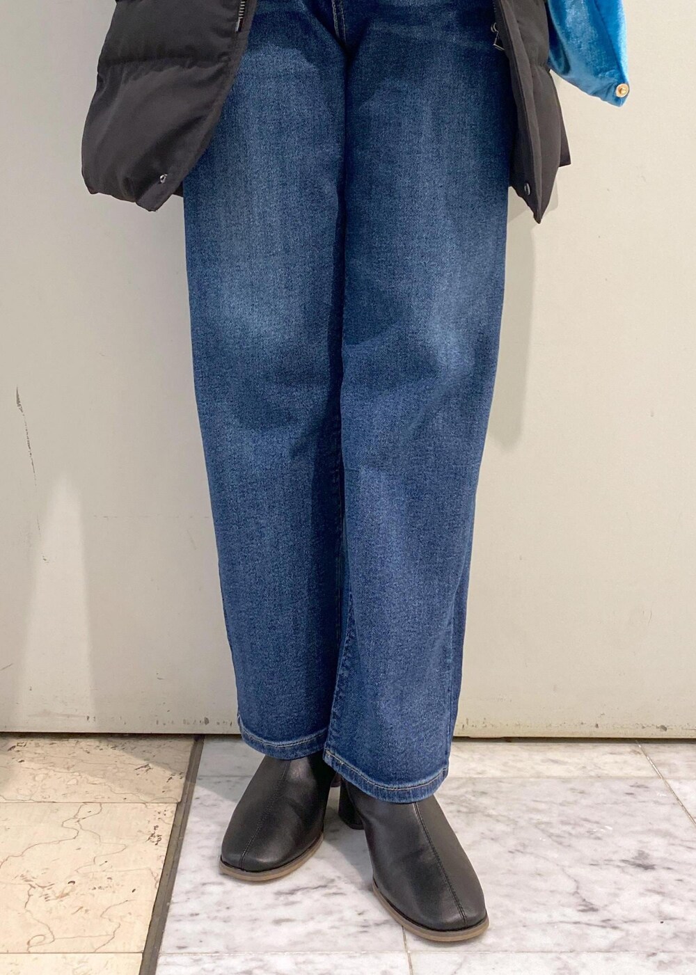 「タートルネック、裏毛、刺繍、デニム、ベロア、フリル、ハート、初冬コーデ、冬コーデ、お出かけコーデ、旅行コーデ、大人カジュアル、パンツスタイル、カジュアルコーデ、ROPÉ PICNIC」｜「ROPE' PICNICの【ご好評につき追加生産】【ウエスト革命デニム】ウエストシェイプハイライズマムジーンズ（デニムパンツ、ブルー系）」を使った、ゆたさん（レディース・155cm）の冬コーディネートの5枚目の写真