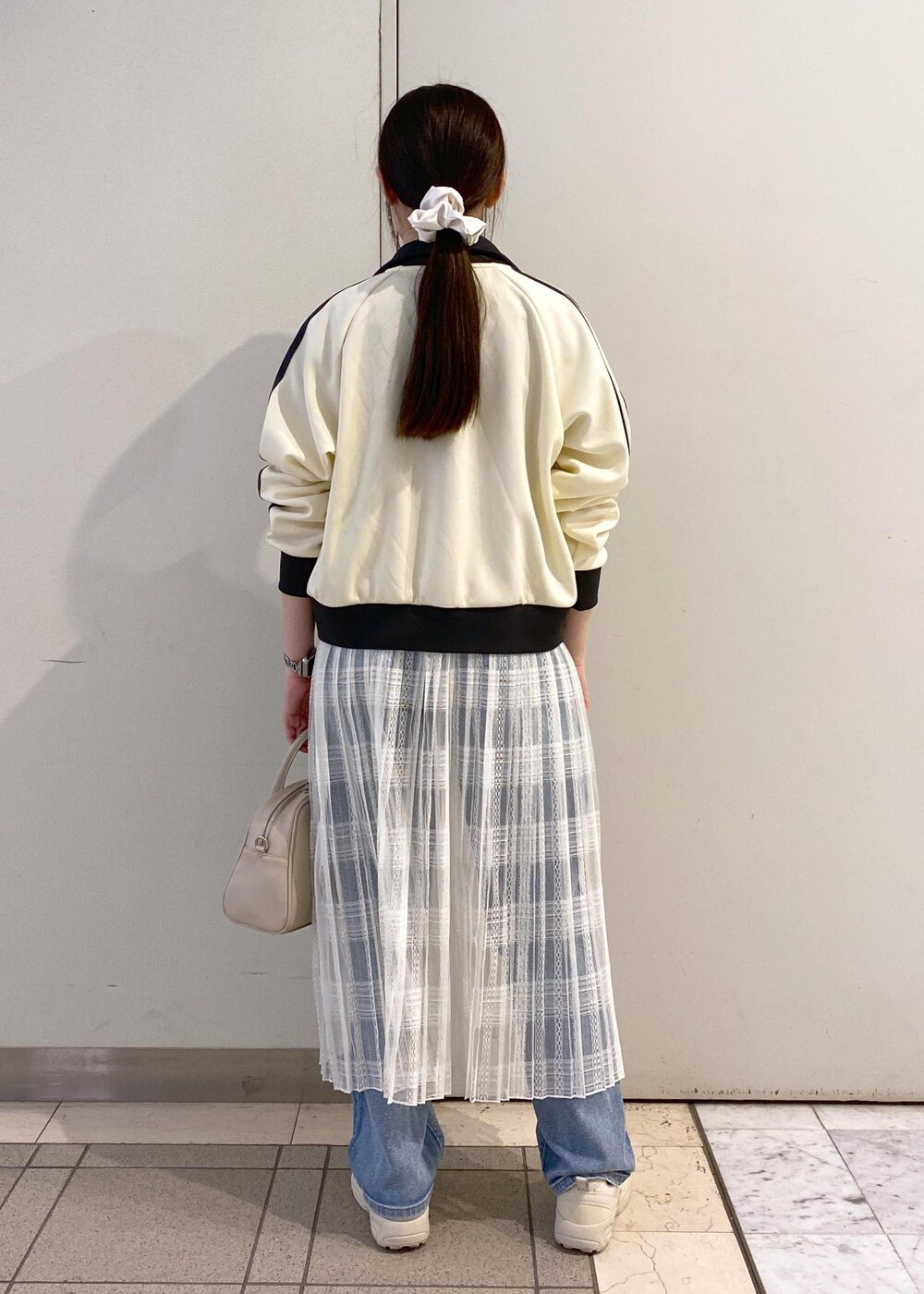 「ロペピクニック、ropepicnic_snap、2BUY10%OFF対象商品、Wminibag_pickup、RP25SSライトアウター、Wbottoms_pickup、春コーデ、初夏コーデ、デートコーデ、お出かけコーデ、旅行コーデ、アウトドアコーデ、フェスコーデ、女子会コーデ、レイヤード」｜「ROPE' PICNICのパールショートネックレス（ネックレス、ゴールド系）」を使った、ゆたさん（レディース・155cm）の春コーディネートの5枚目の写真