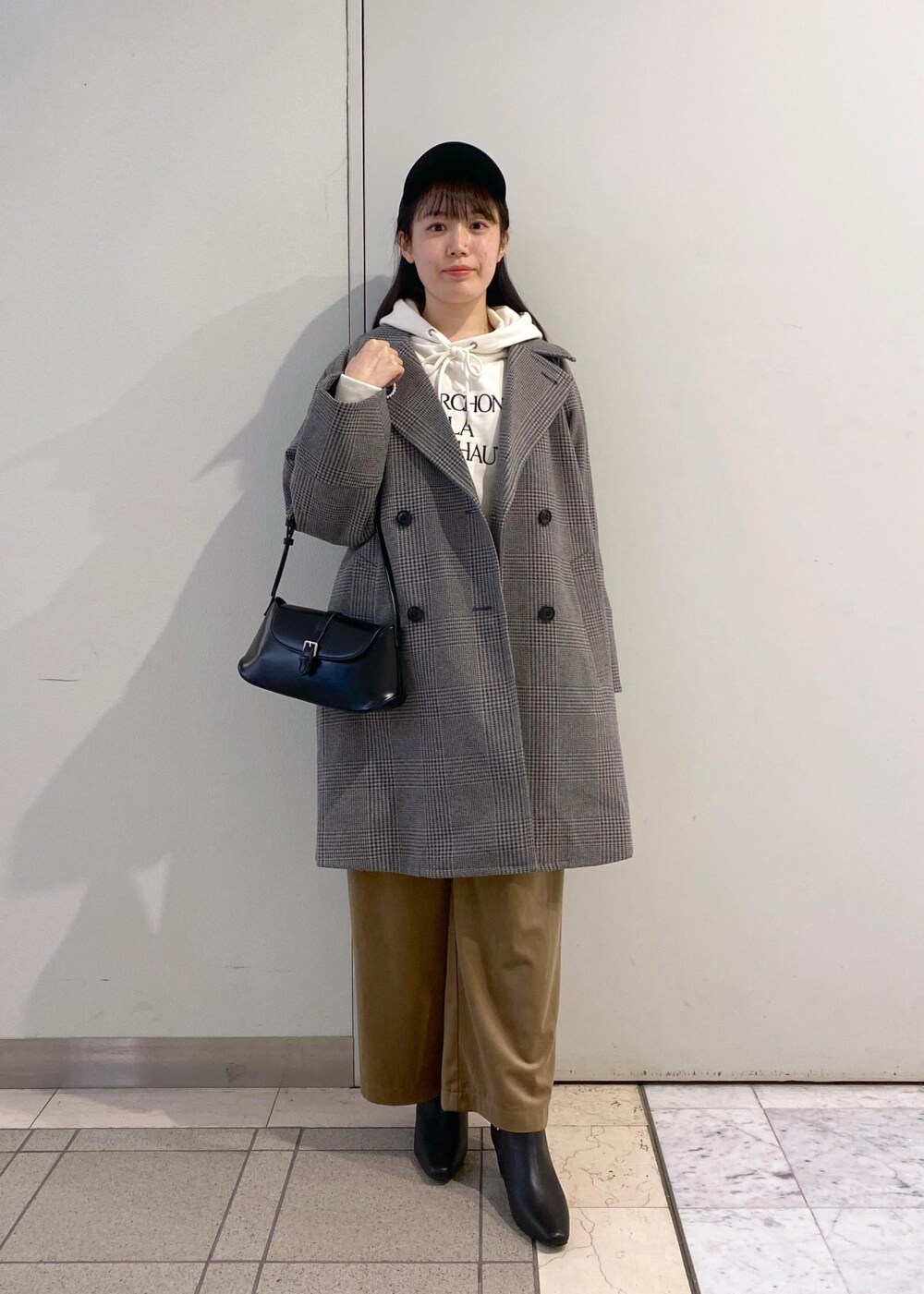 「ワイドパンツ、ベロア、コーデュロイ、アンクルブーティ、ニューエラ、冬コーデ、お出かけコーデ、旅行コーデ、大人カジュアル、パンツスタイル、カジュアルコーデ、ROPÉ PICNIC、ナチュラル、ブルべ夏、混合」|「ROPE' PICNICの刺繍ロゴ裏毛フーディー(パーカー、ホワイト系)」を使った、ゆたさん(レディース・155cm)の冬コーディネートの2枚目の写真