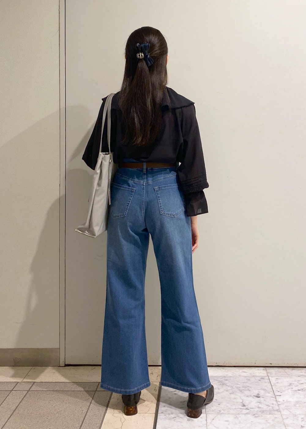 「ロペピクニック、ropepicnic_snap、RP2504、Wbottoms_pickup、春コーデ、初夏コーデ、デートコーデ、お出かけコーデ、旅行コーデ、フェスコーデ、推し活コーデ、女子会コーデ、大人カジュアル、パンツスタイル、体型カバー」|「ROPE' PICNICの【ウエスト革命デニム】ウエストシェイプフレアデニムパンツ(デニムパンツ、ブルー系)」を使った、ゆたさん(レディース・155cm)の春コーディネートの6枚目の写真
