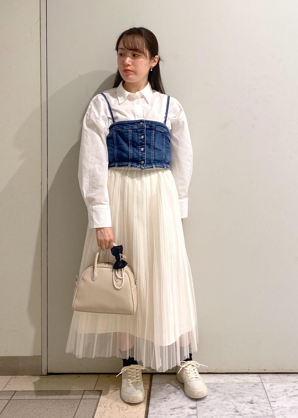 「ロペピクニック、ropepicnic_snap、2BUY10%OFF対象商品、Wminibag_pickup、Wshirt_pickup、RP25SSライトアウター、初春コーデ、春コーデ、デートコーデ、お出かけコーデ、旅行コーデ、女子会コーデ、大人カジュアル、レイヤード、パンツスタイル」|「ROPE' PICNICのパールショートネックレス(ネックレス、ゴールド系)」を使った、ゆたさん(レディース・155cm)の春コーディネートの6枚目の写真