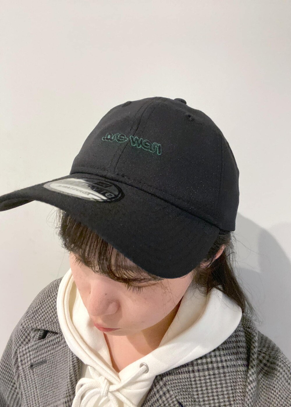 「ワイドパンツ、ベロア、コーデュロイ、アンクルブーティ、ニューエラ、冬コーデ、お出かけコーデ、旅行コーデ、大人カジュアル、パンツスタイル、カジュアルコーデ、ROPÉ PICNIC、ナチュラル、ブルべ夏、混合」|「ROPE' PICNICの刺繍ロゴ裏毛フーディー(パーカー、ホワイト系)」を使った、ゆたさん(レディース・155cm)の冬コーディネートの6枚目の写真
