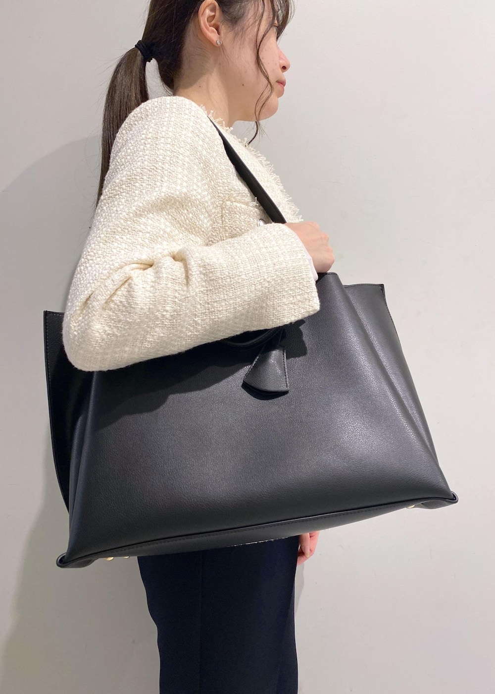 「ロペピクニック、ropepicnic_snap、ツイード、花粉ガード、UVカット、HARUTA、2WAY、テーパードパンツ、初春コーデ、春コーデ、お仕事コーデ、セレモニーコーデ、卒業式コーデ、卒園式コーデ、授業参観日コーデ」|「ROPE' PICNICのA4対応/ダブルハンドルトートバッグ(トートバッグ、ブラック系)」を使った、ゆたさん(レディース・155cm)の冬コーディネートの5枚目の写真