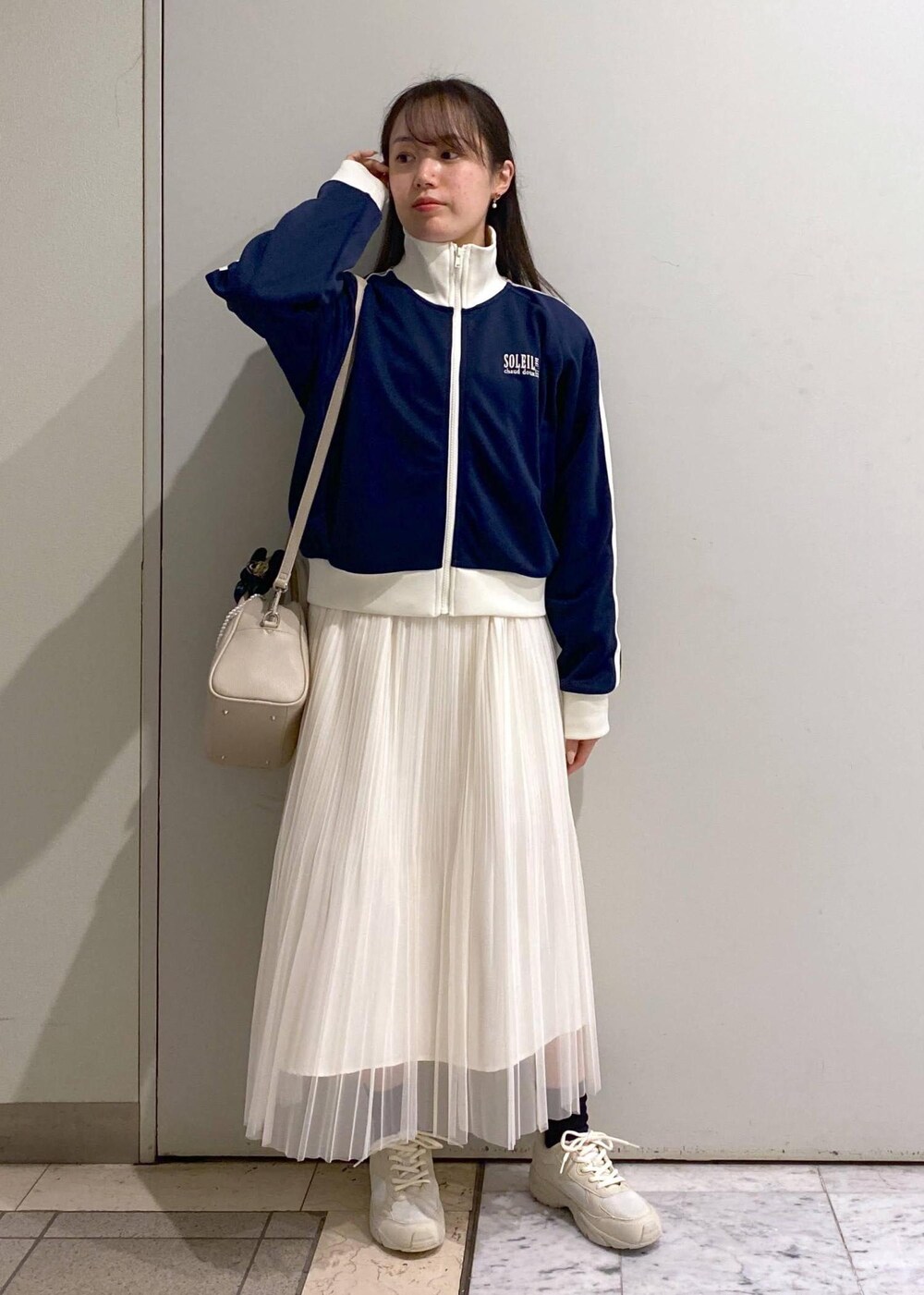 「ロペピクニック、ropepicnic_snap、2BUY10%OFF対象商品、Wminibag_pickup、Wshirt_pickup、RP25SSライトアウター、初春コーデ、春コーデ、デートコーデ、お出かけコーデ、旅行コーデ、女子会コーデ、大人カジュアル、レイヤード、パンツスタイル」|「ROPE' PICNICのパールショートネックレス(ネックレス、ゴールド系)」を使った、ゆたさん(レディース・155cm)の春コーディネートの2枚目の写真