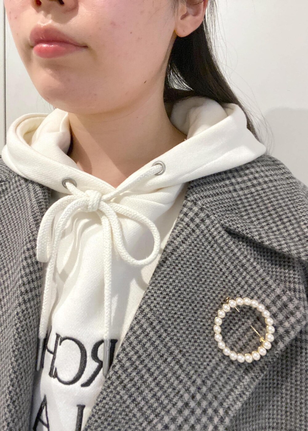 「ワイドパンツ、ベロア、コーデュロイ、アンクルブーティ、ニューエラ、冬コーデ、お出かけコーデ、旅行コーデ、大人カジュアル、パンツスタイル、カジュアルコーデ、ROPÉ PICNIC、ナチュラル、ブルべ夏、混合」|「ROPE' PICNICの刺繍ロゴ裏毛フーディー(パーカー、ホワイト系)」を使った、ゆたさん(レディース・155cm)の冬コーディネートの5枚目の写真
