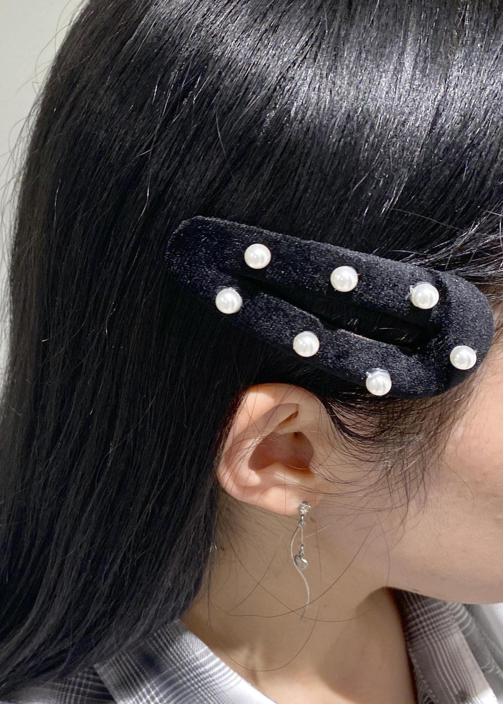 ベージュ系のスカート、ホワイト系のシャツ/ブラウス、ブルー系のカーディガン/ボレロを着用したレディースの秋コーディネートの9枚目の写真