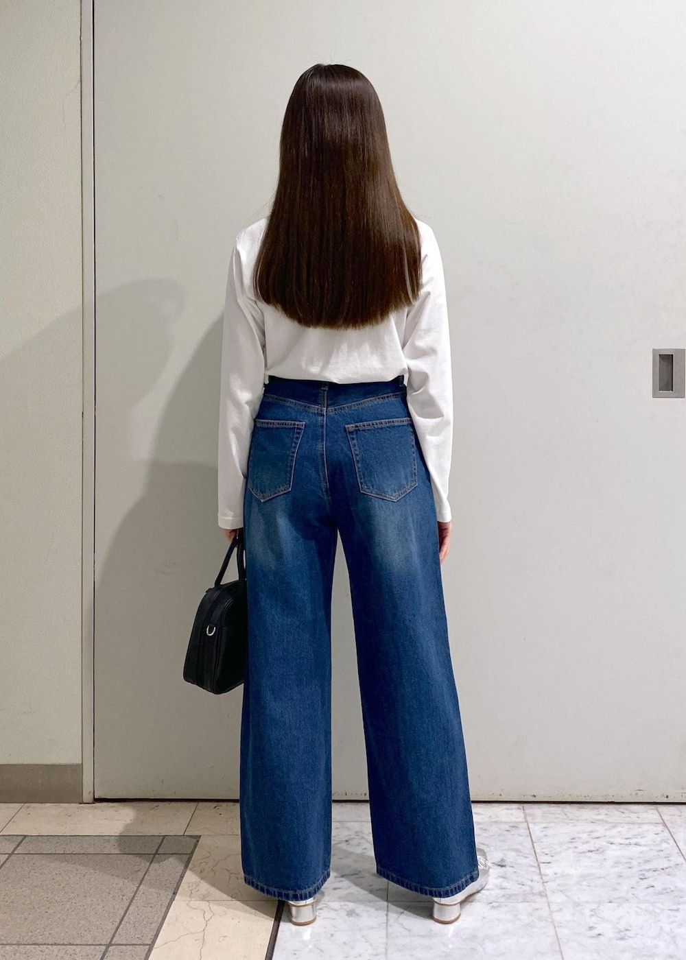 「ロペピクニック、ropepicnic_snap、初春コーデ、春コーデ、デートコーデ、お出かけコーデ、旅行コーデ、フェスコーデ、女子会コーデ、大人カジュアル、レイヤード、パンツスタイル、カジュアルコーデ、コラボアイテム、ROPÉ PICNIC」|「ROPE' PICNICのリボンギャザーミドルヒールパンプス(パンプス、シルバー系)」を使った、ゆたさん(レディース・155cm)の春コーディネートの9枚目の写真