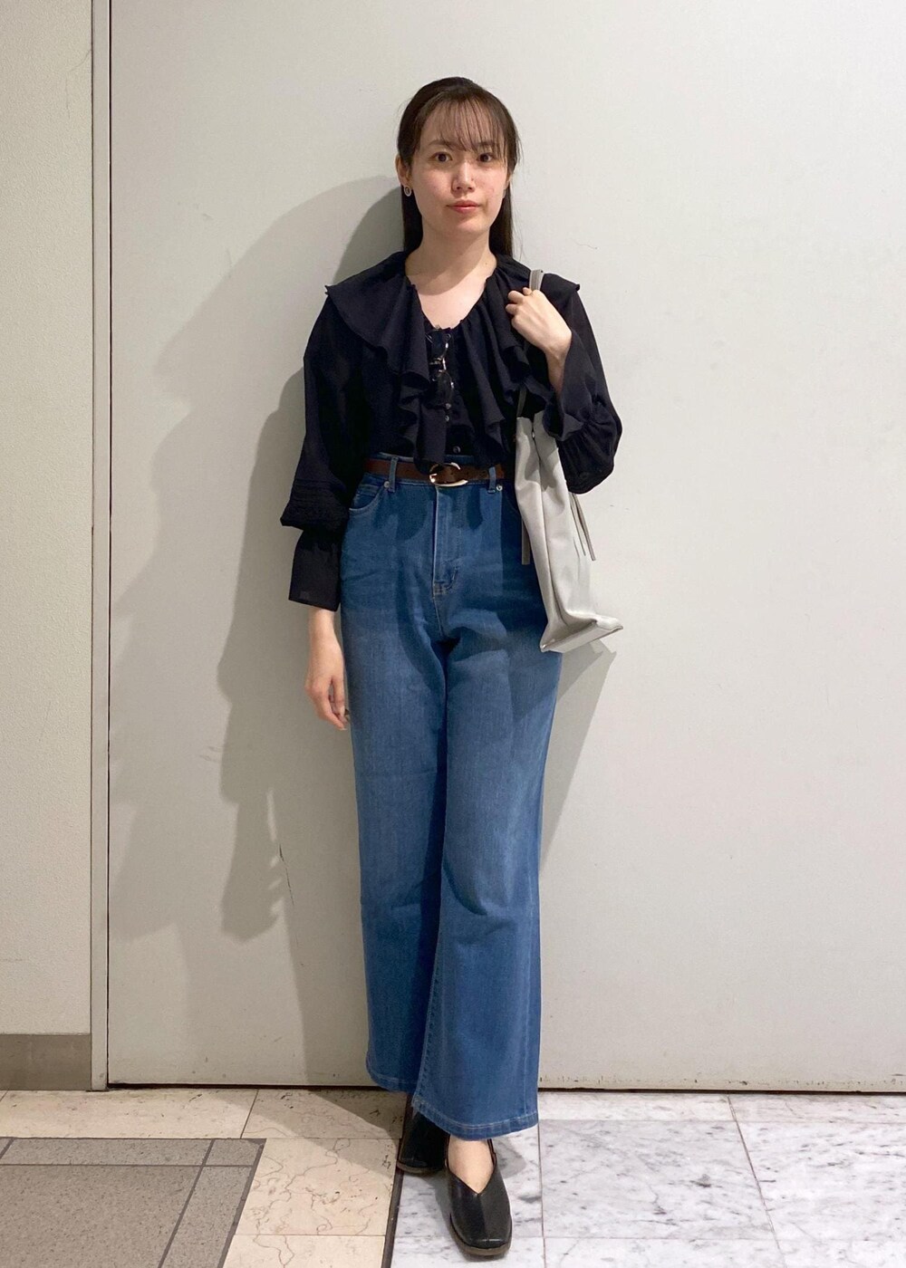 「ロペピクニック、ropepicnic_snap、RP2504、Wbottoms_pickup、春コーデ、初夏コーデ、デートコーデ、お出かけコーデ、旅行コーデ、フェスコーデ、推し活コーデ、女子会コーデ、大人カジュアル、パンツスタイル、体型カバー」|「ROPE' PICNICの【ウエスト革命デニム】ウエストシェイプフレアデニムパンツ(デニムパンツ、ブルー系)」を使った、ゆたさん(レディース・155cm)の春コーディネートの4枚目の写真