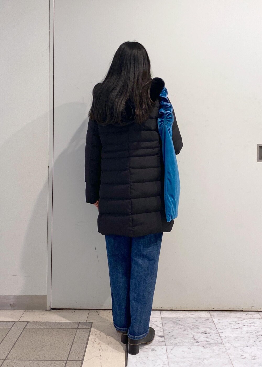 「タートルネック、裏毛、刺繍、デニム、ベロア、フリル、ハート、初冬コーデ、冬コーデ、お出かけコーデ、旅行コーデ、大人カジュアル、パンツスタイル、カジュアルコーデ、ROPÉ PICNIC」｜「ROPE' PICNICの【ご好評につき追加生産】【ウエスト革命デニム】ウエストシェイプハイライズマムジーンズ（デニムパンツ、ブルー系）」を使った、ゆたさん（レディース・155cm）の冬コーディネートの4枚目の写真