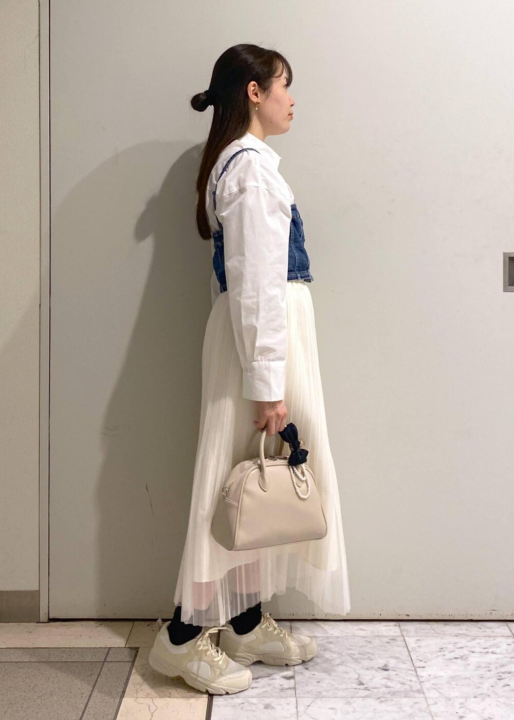 「ロペピクニック、ropepicnic_snap、2BUY10%OFF対象商品、Wminibag_pickup、Wshirt_pickup、RP25SSライトアウター、初春コーデ、春コーデ、デートコーデ、お出かけコーデ、旅行コーデ、女子会コーデ、大人カジュアル、レイヤード、パンツスタイル」|「ROPE' PICNICのパールショートネックレス(ネックレス、ゴールド系)」を使った、ゆたさん(レディース・155cm)の春コーディネートの7枚目の写真