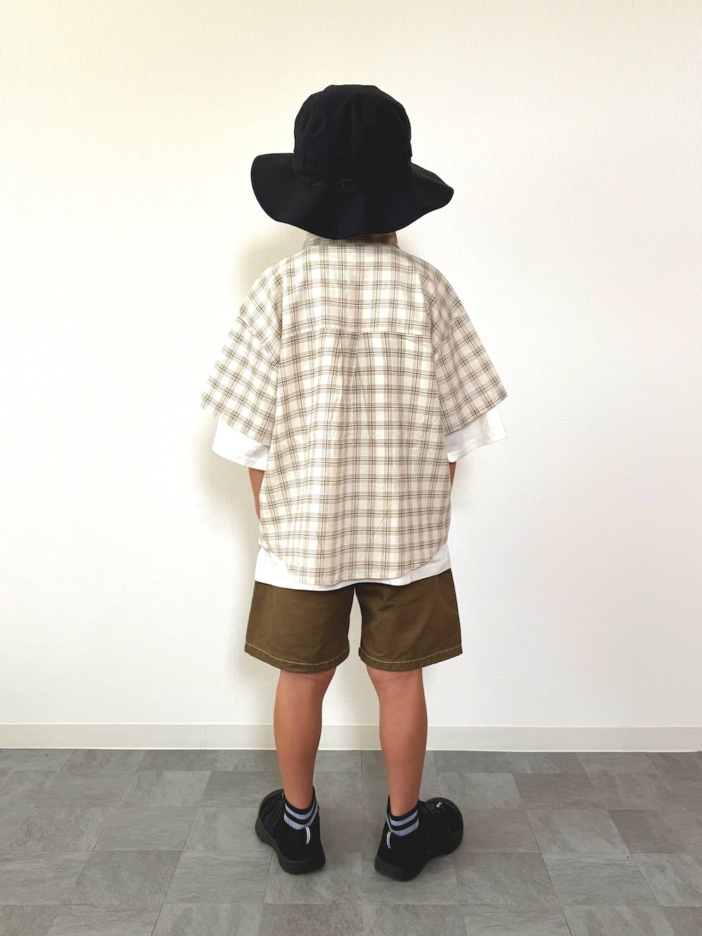 ホワイト系のTシャツ/カットソー、ブラウン系のその他パンツ、ブラック系のサンダルを着用したキッズの夏コーディネートの3枚目の写真