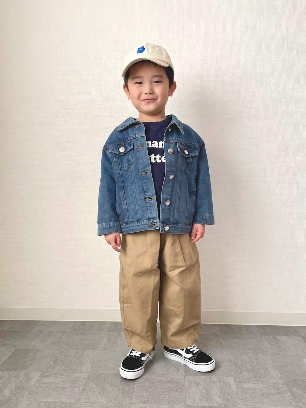 ブルー系のデニムジャケット、ブルー系のスウェット、ベージュ系のチノパンツを着用したキッズの冬コーディネートの4枚目の写真