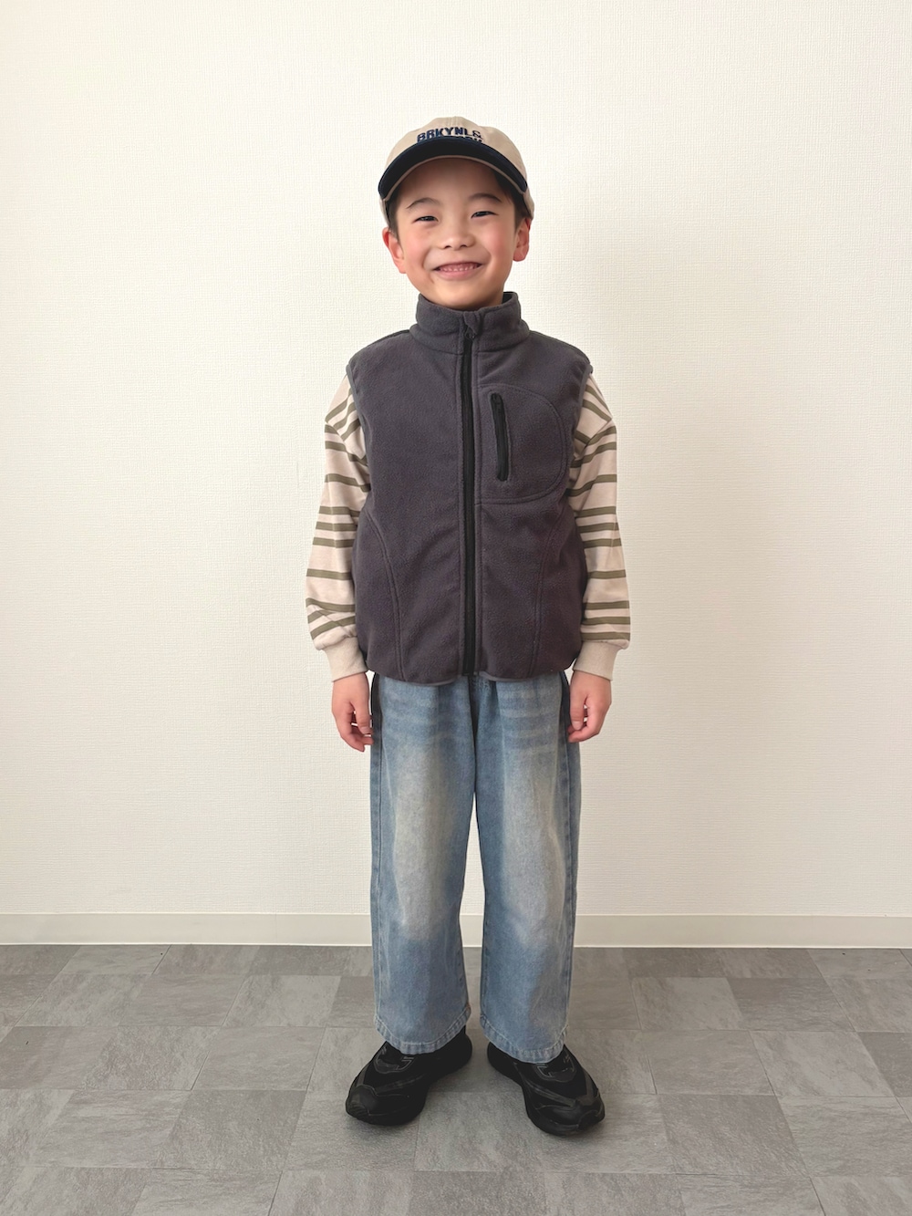 ベージュ系のスウェット、ブラック系のスニーカーを着用したキッズの冬コーディネートの4枚目の写真