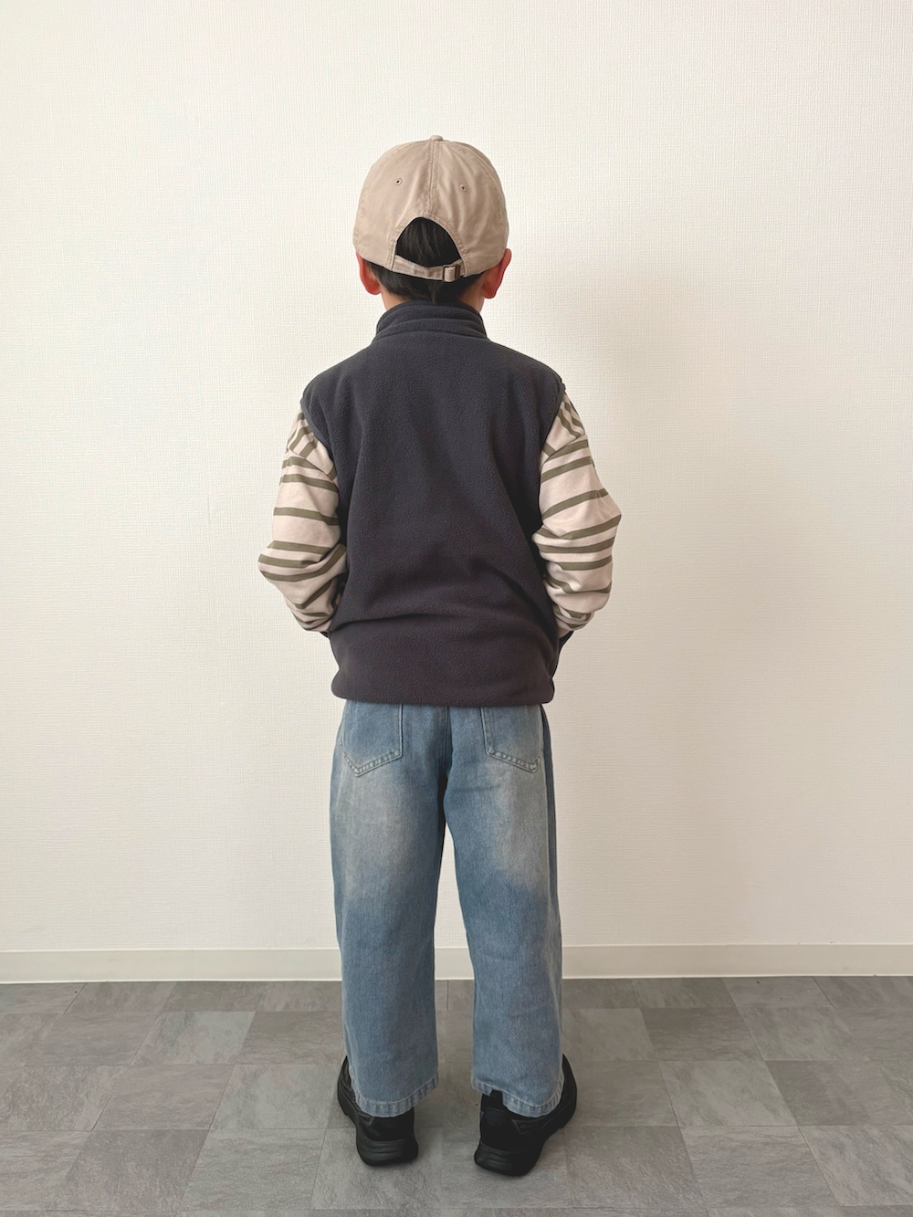 ベージュ系のスウェット、ブラック系のスニーカーを着用したキッズの冬コーディネートの3枚目の写真