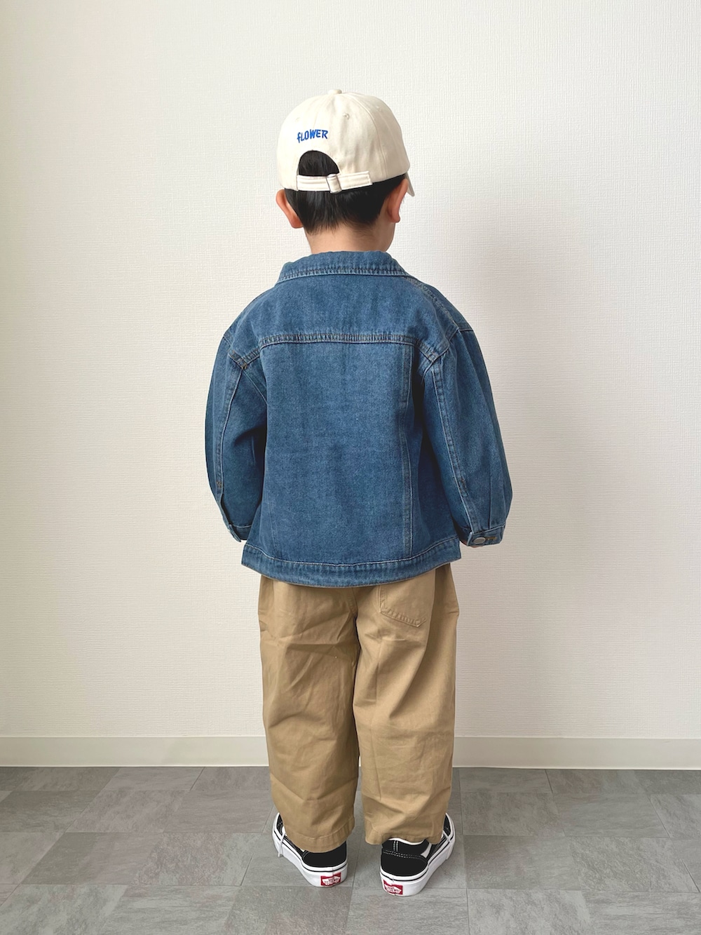 ブルー系のデニムジャケット、ブルー系のスウェット、ベージュ系のチノパンツを着用したキッズの冬コーディネートの3枚目の写真