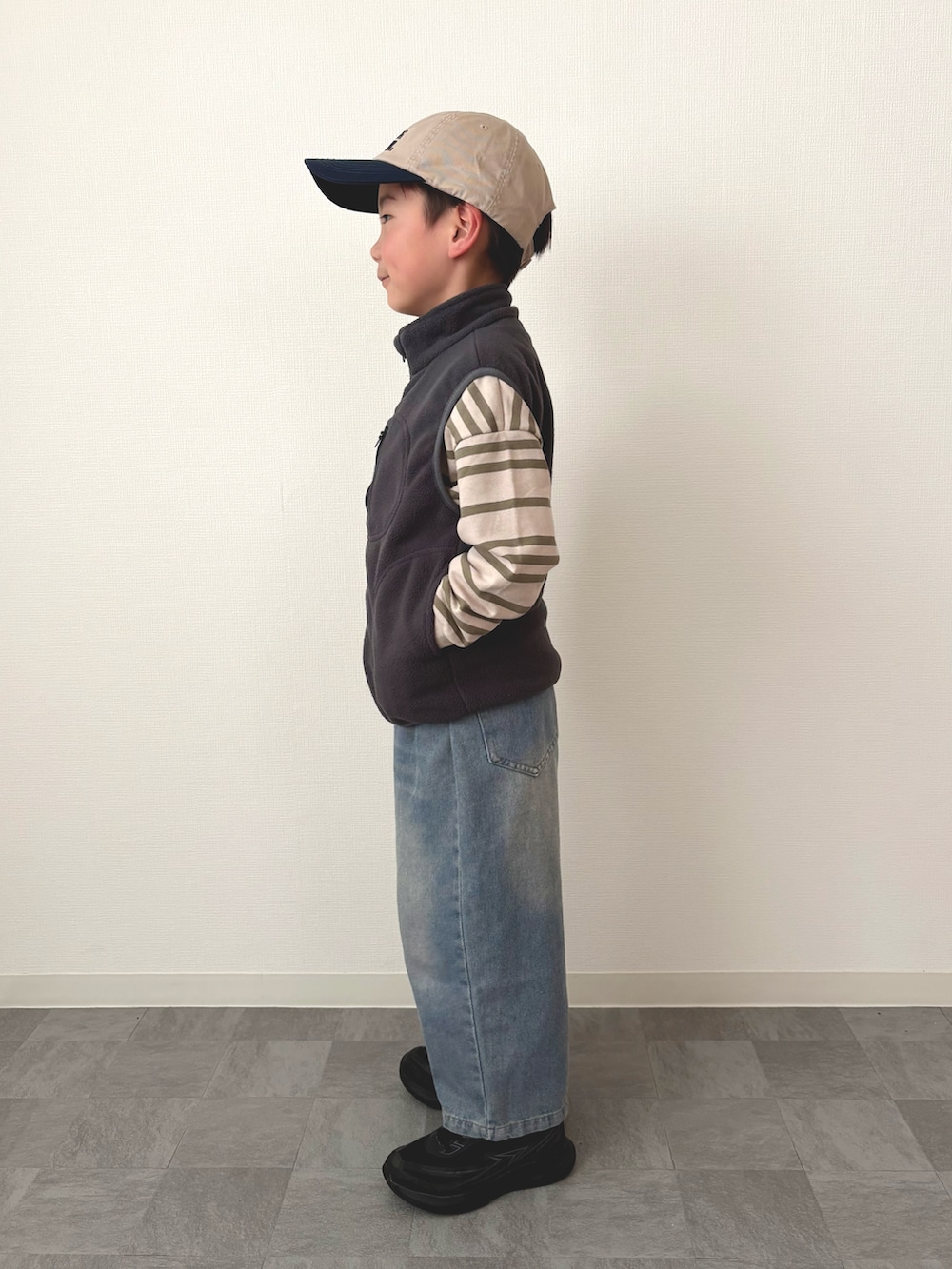 ベージュ系のスウェット、ブラック系のスニーカーを着用したキッズの冬コーディネートの2枚目の写真