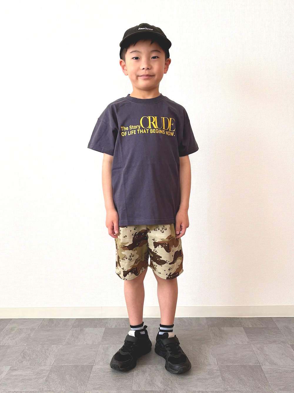 その他のTシャツ/カットソー、その他のその他パンツ、ブラック系のスニーカーを着用したキッズの春コーディネートの4枚目の写真