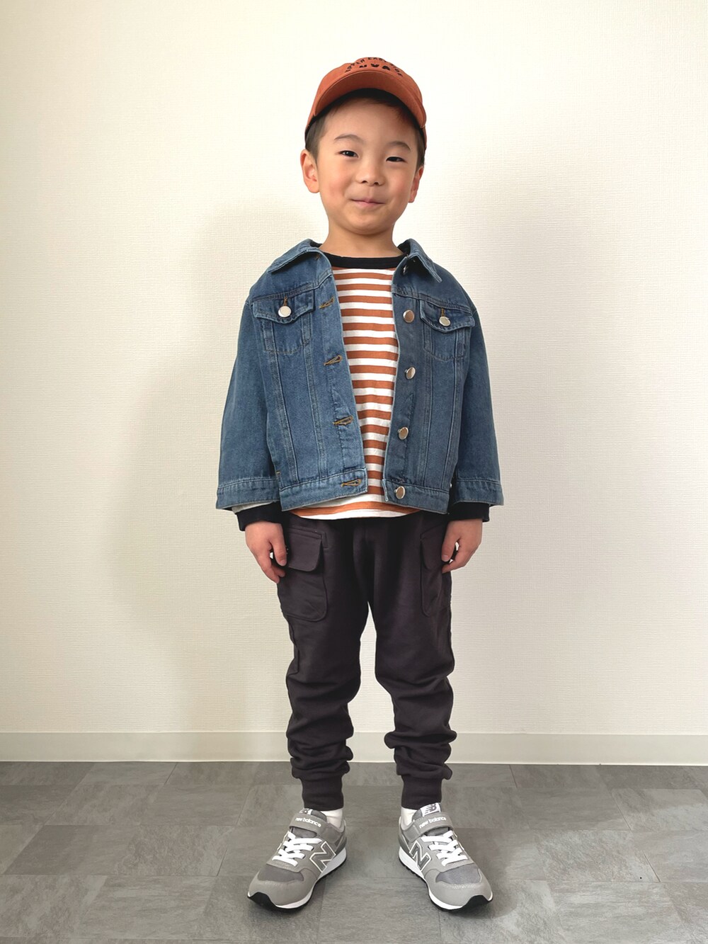 その他のTシャツ/カットソー、グレー系のその他パンツ、グレー系のスニーカーを着用したキッズの春コーディネートの4枚目の写真