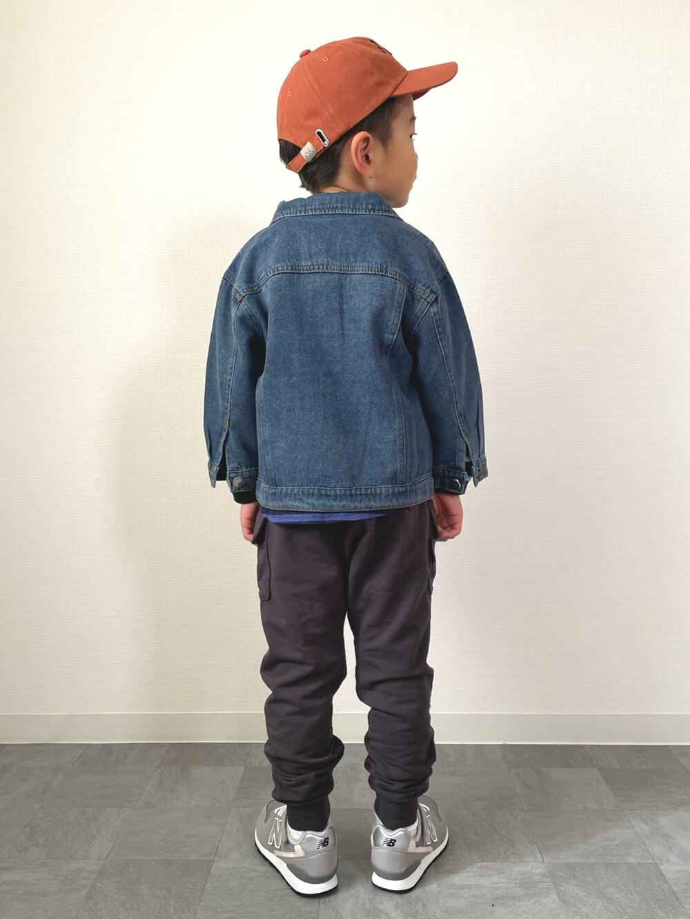 その他のTシャツ/カットソー、グレー系のその他パンツ、グレー系のスニーカーを着用したキッズの春コーディネートの3枚目の写真