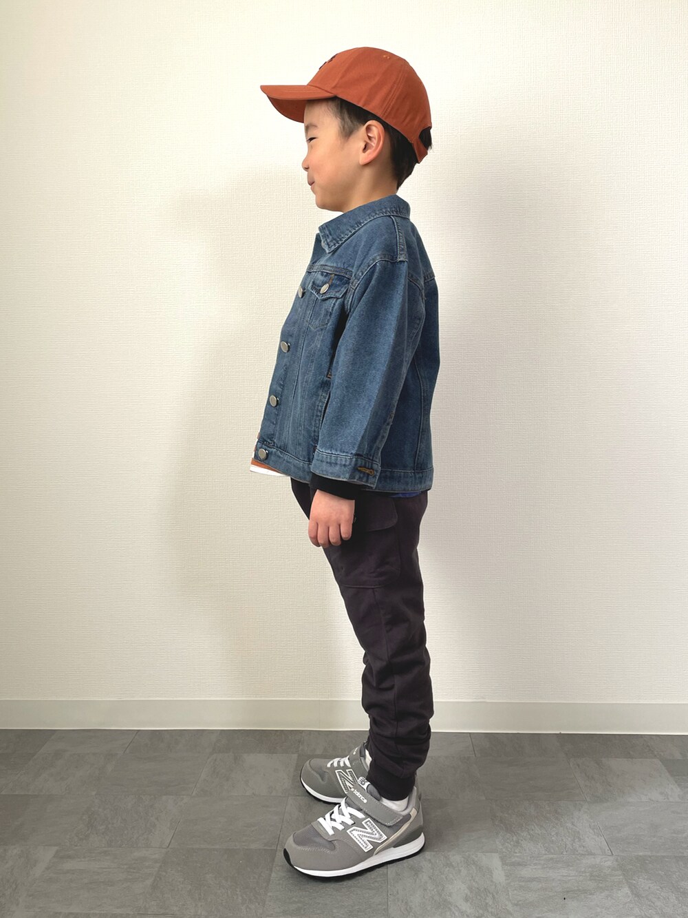 その他のTシャツ/カットソー、グレー系のその他パンツ、グレー系のスニーカーを着用したキッズの春コーディネートの2枚目の写真