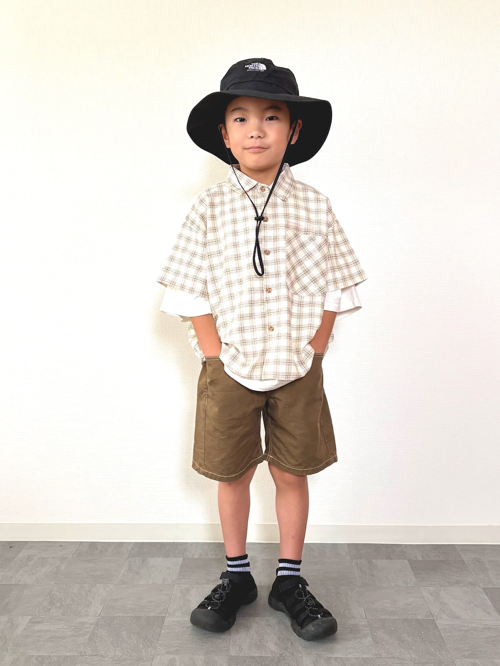 ホワイト系のTシャツ/カットソー、ブラウン系のその他パンツ、ブラック系のサンダルを着用したキッズの夏コーディネートの4枚目の写真