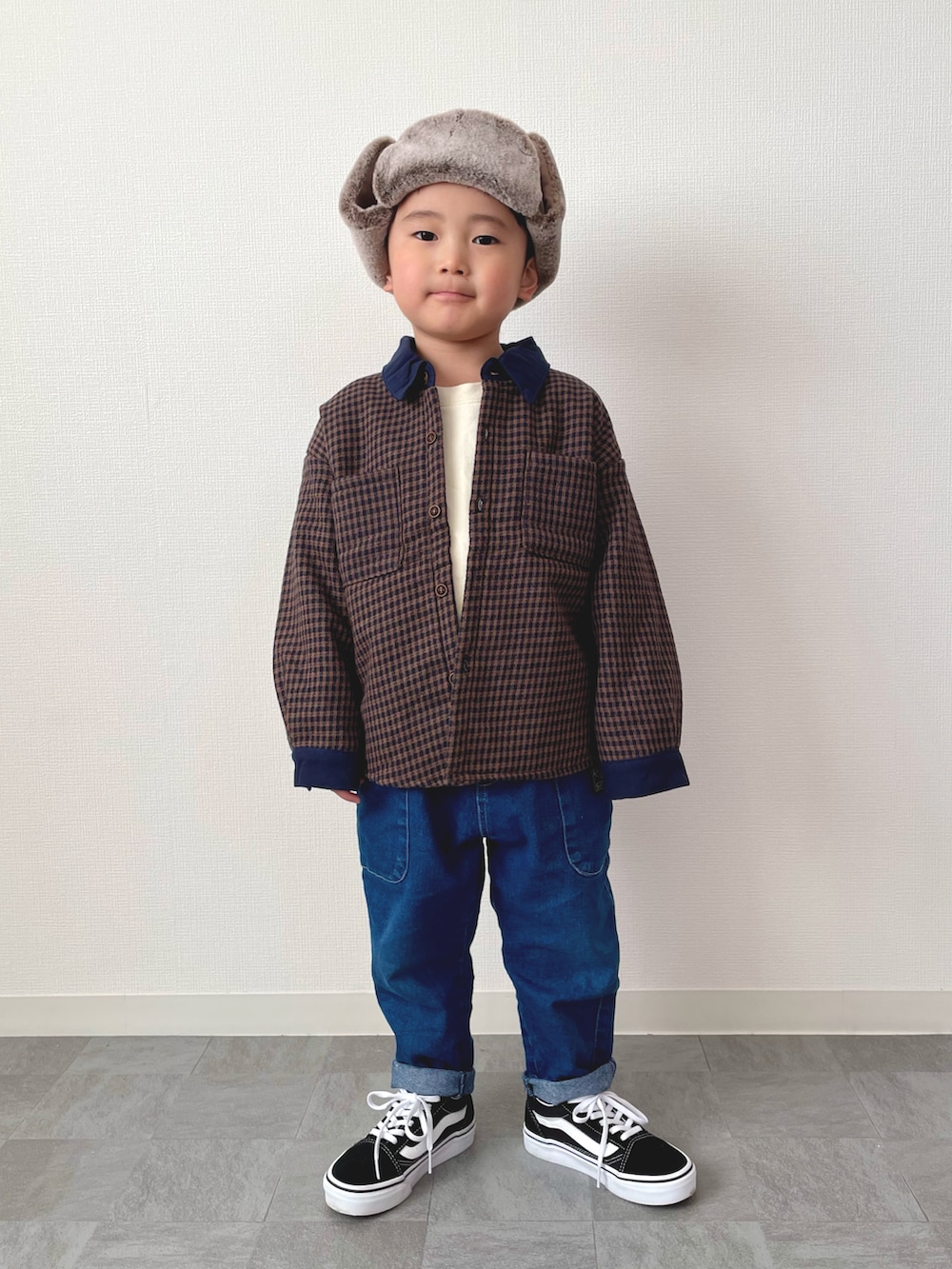 ブルー系のブルゾン、ブルー系のその他パンツ、ブラック系のスニーカーを着用したキッズの冬コーディネートの4枚目の写真