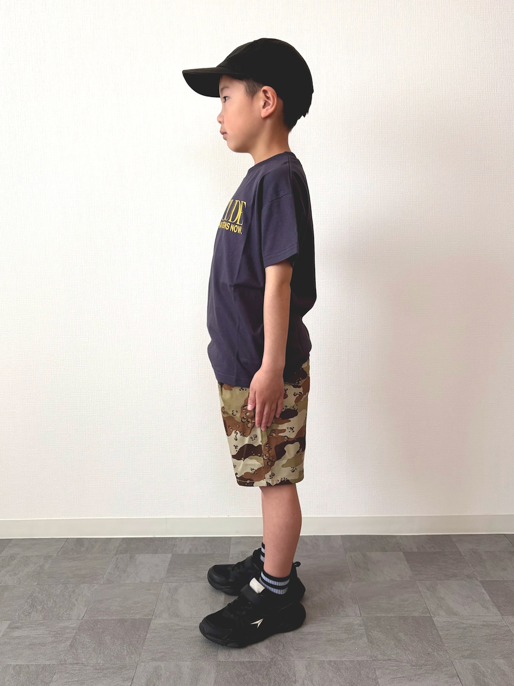 その他のTシャツ/カットソー、その他のその他パンツ、ブラック系のスニーカーを着用したキッズの春コーディネートの2枚目の写真