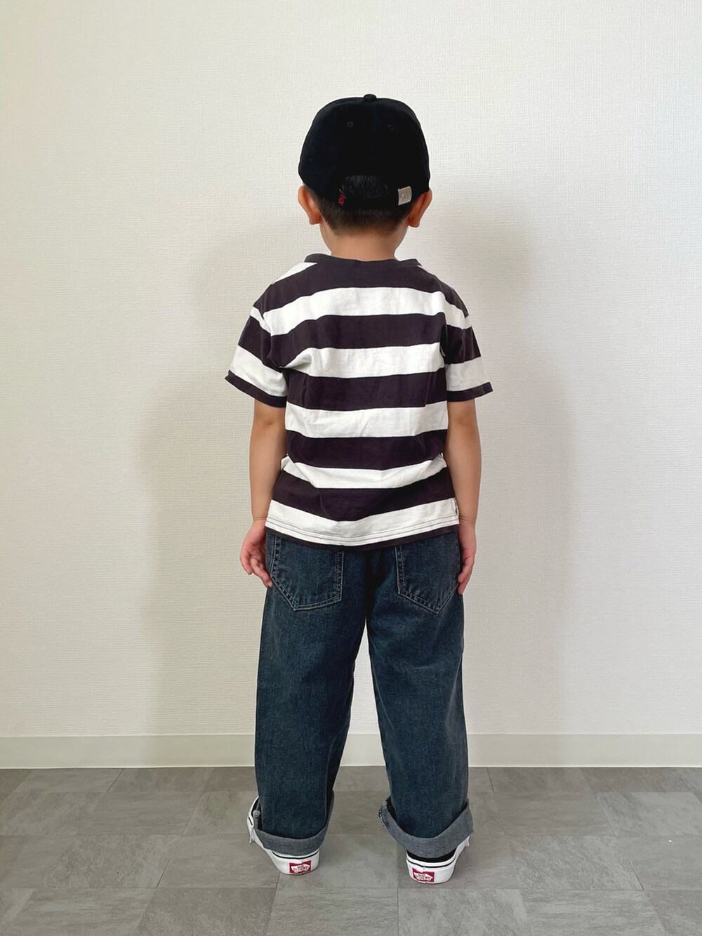 グレー系のTシャツ/カットソー、ブラック系のデニムパンツ、ブラック系のスニーカーを着用したキッズの夏コーディネートの2枚目の写真