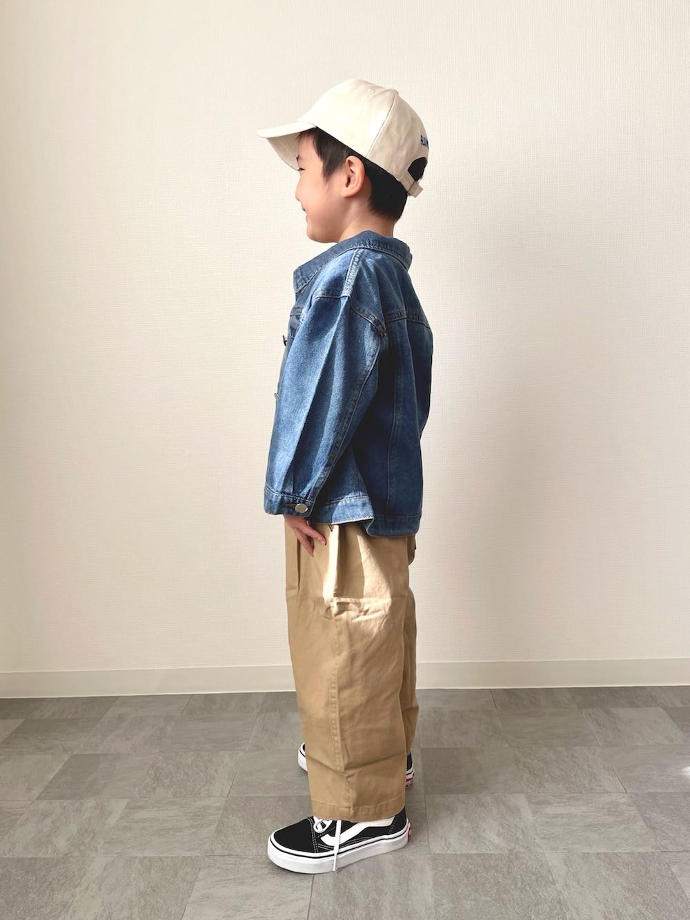 ブルー系のデニムジャケット、ブルー系のスウェット、ベージュ系のチノパンツを着用したキッズの冬コーディネートの2枚目の写真