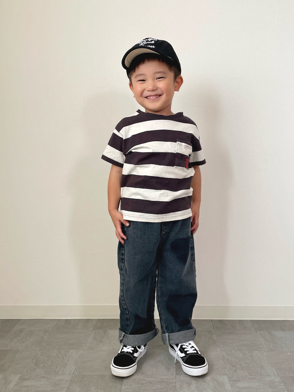 グレー系のTシャツ/カットソー、ブラック系のデニムパンツ、ブラック系のスニーカーを着用したキッズの夏コーディネートの3枚目の写真