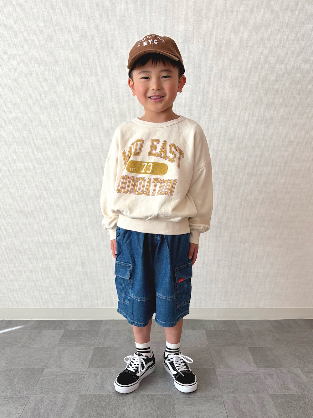 ブルー系のカーゴパンツ、ブラック系のスニーカー、ホワイト系のスウェットを着用したキッズの春コーディネートの4枚目の写真