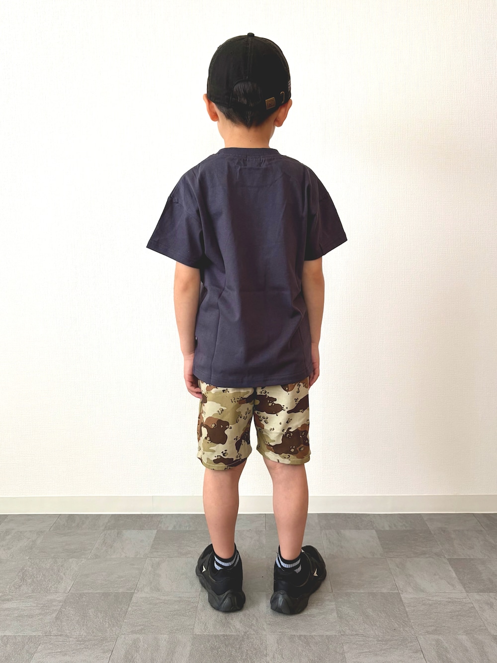 その他のTシャツ/カットソー、その他のその他パンツ、ブラック系のスニーカーを着用したキッズの春コーディネートの3枚目の写真
