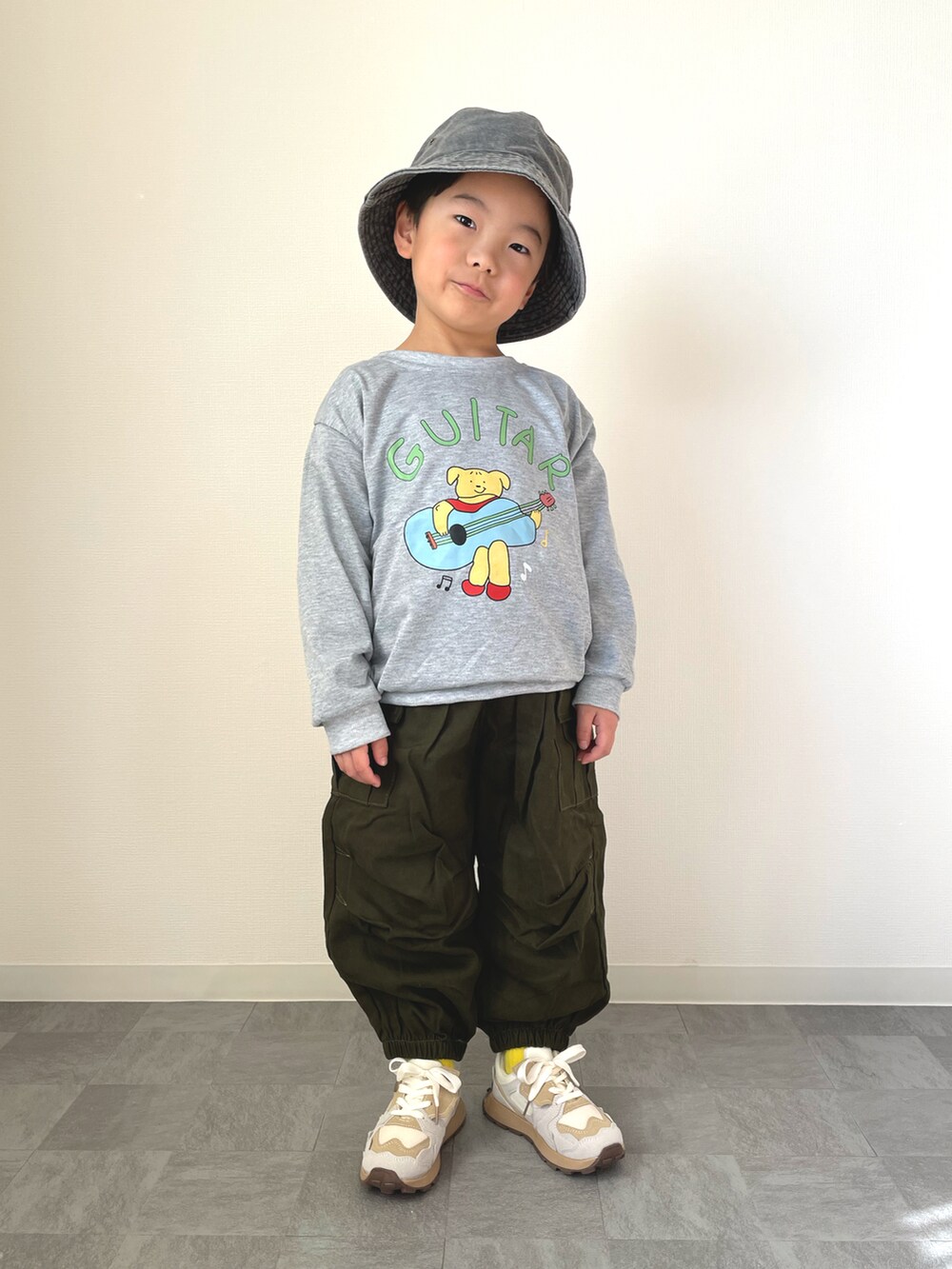 グレー系のスウェット、ホワイト系のスニーカー、ブラック系のハットを着用したキッズの冬コーディネートの4枚目の写真