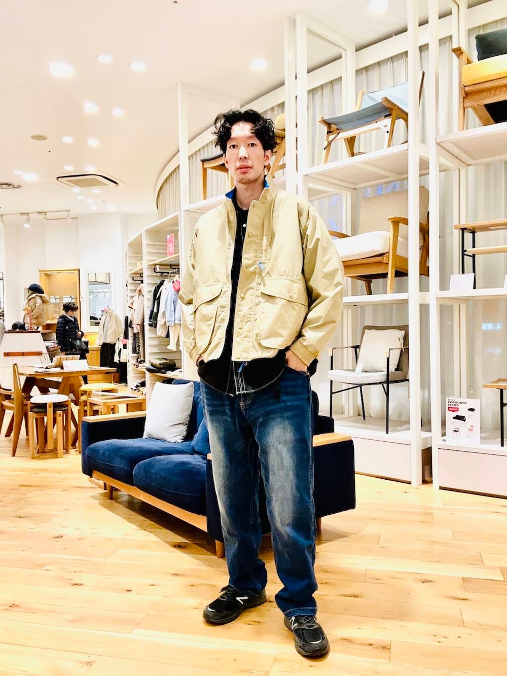 ブルー系のデニムパンツ、ベージュ系のテーラードジャケットを着用したメンズの冬コーディネートの2枚目の写真