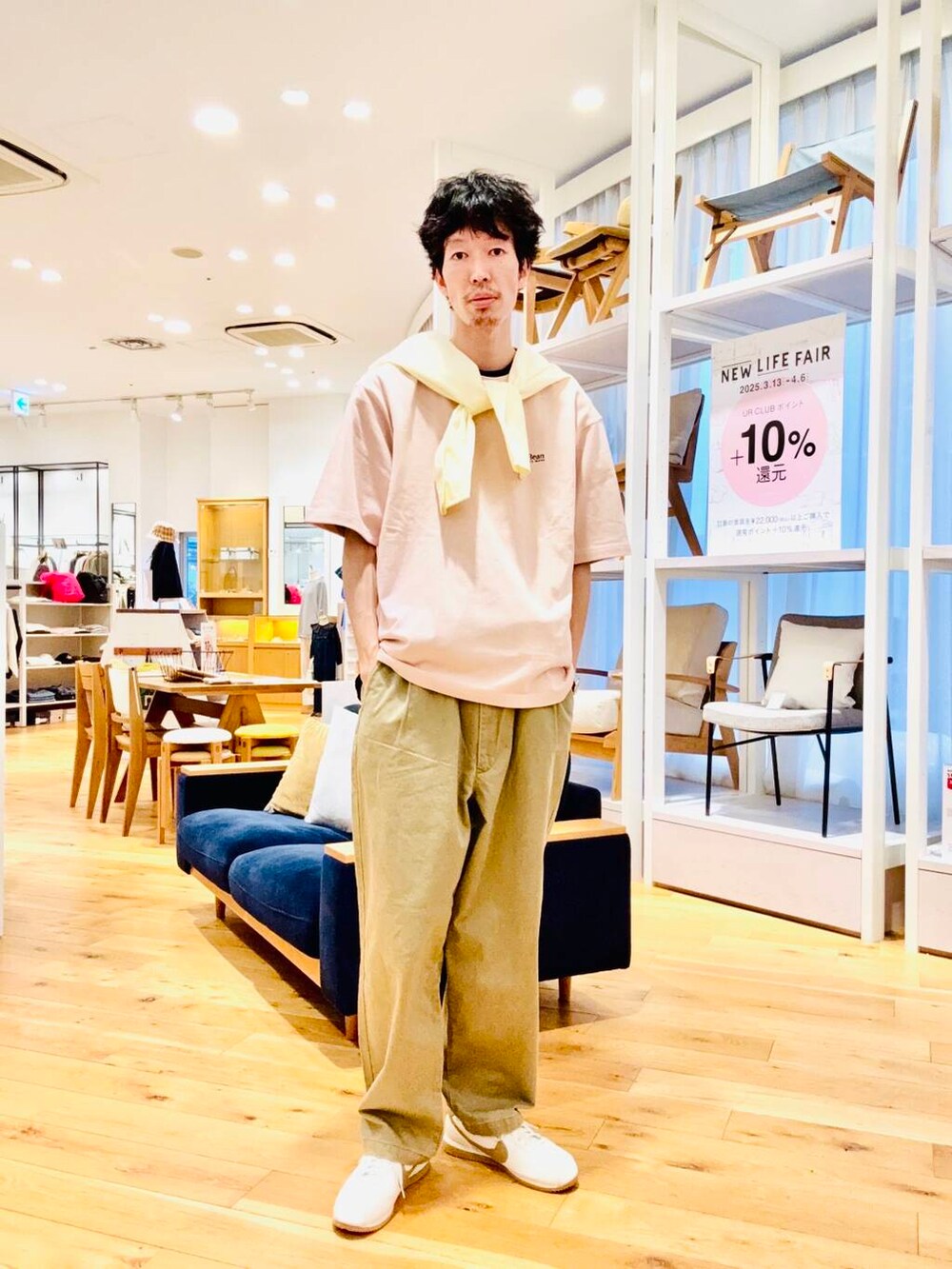 ベージュ系のその他パンツ、イエロー系のシャツ/ブラウスを着用したメンズの春コーディネートの2枚目の写真