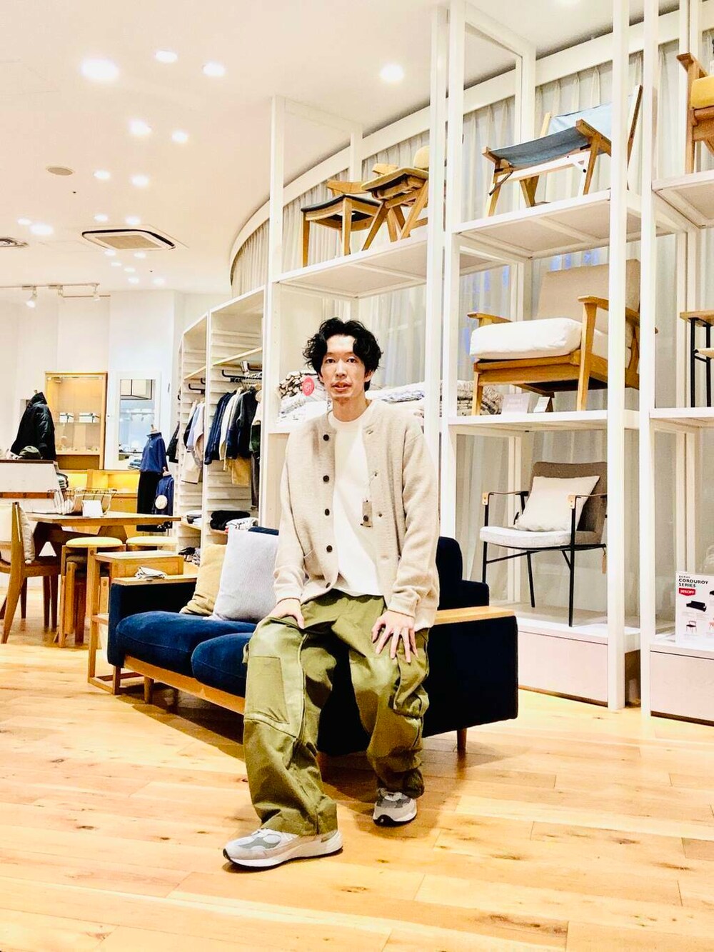 ホワイト系のニット/セーター、ベージュ系のカーディガン/ボレロを着用したメンズの秋コーディネートの3枚目の写真