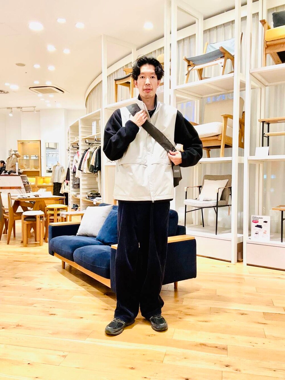 グレー系のショルダーバッグ、ホワイト系のその他アウターを着用したメンズの冬コーディネートの2枚目の写真