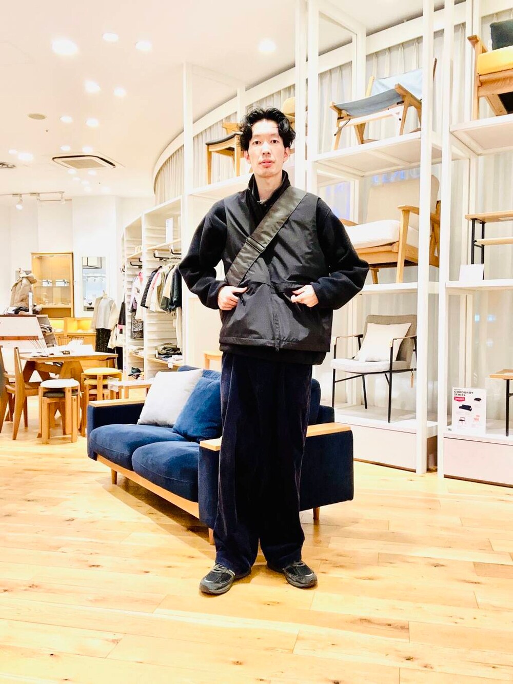 グレー系のショルダーバッグ、ブラック系のその他アウターを着用したメンズの冬コーディネートの2枚目の写真