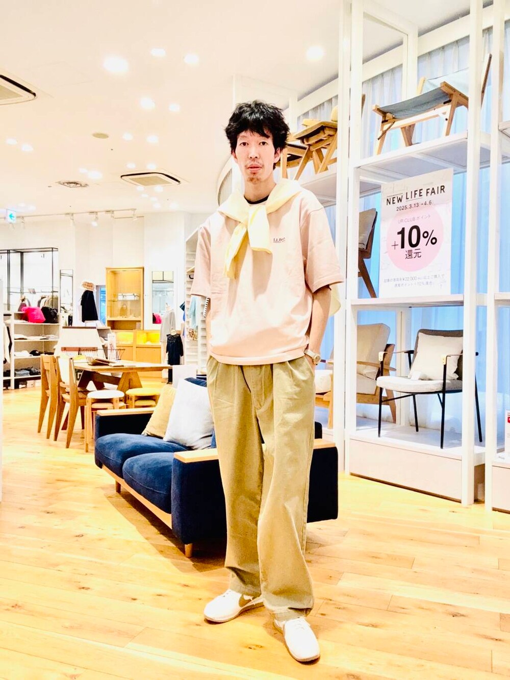 ベージュ系のその他パンツ、イエロー系のシャツ/ブラウスを着用したメンズの春コーディネートの3枚目の写真