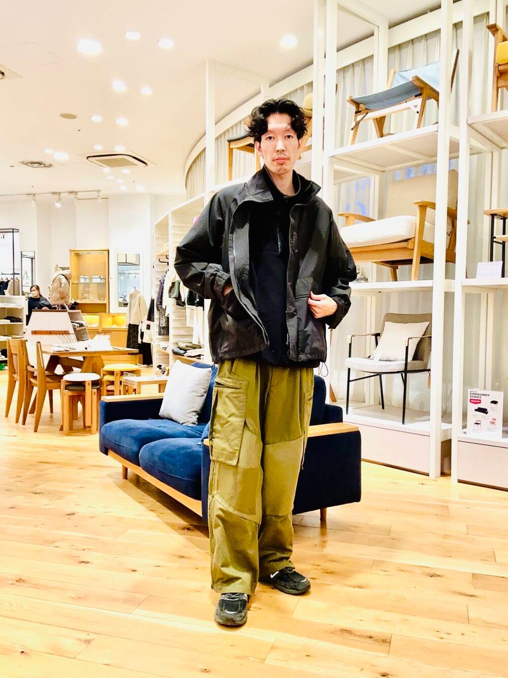 ブラック系のテーラードジャケットを着用したメンズの冬コーディネートの3枚目の写真