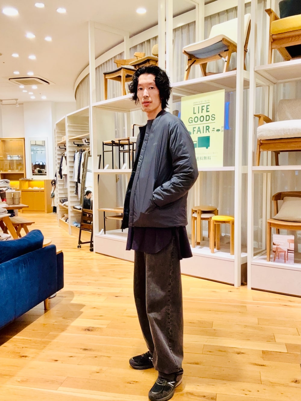 ブルー系のダウンジャケット/コートを着用したメンズの秋コーディネートの2枚目の写真