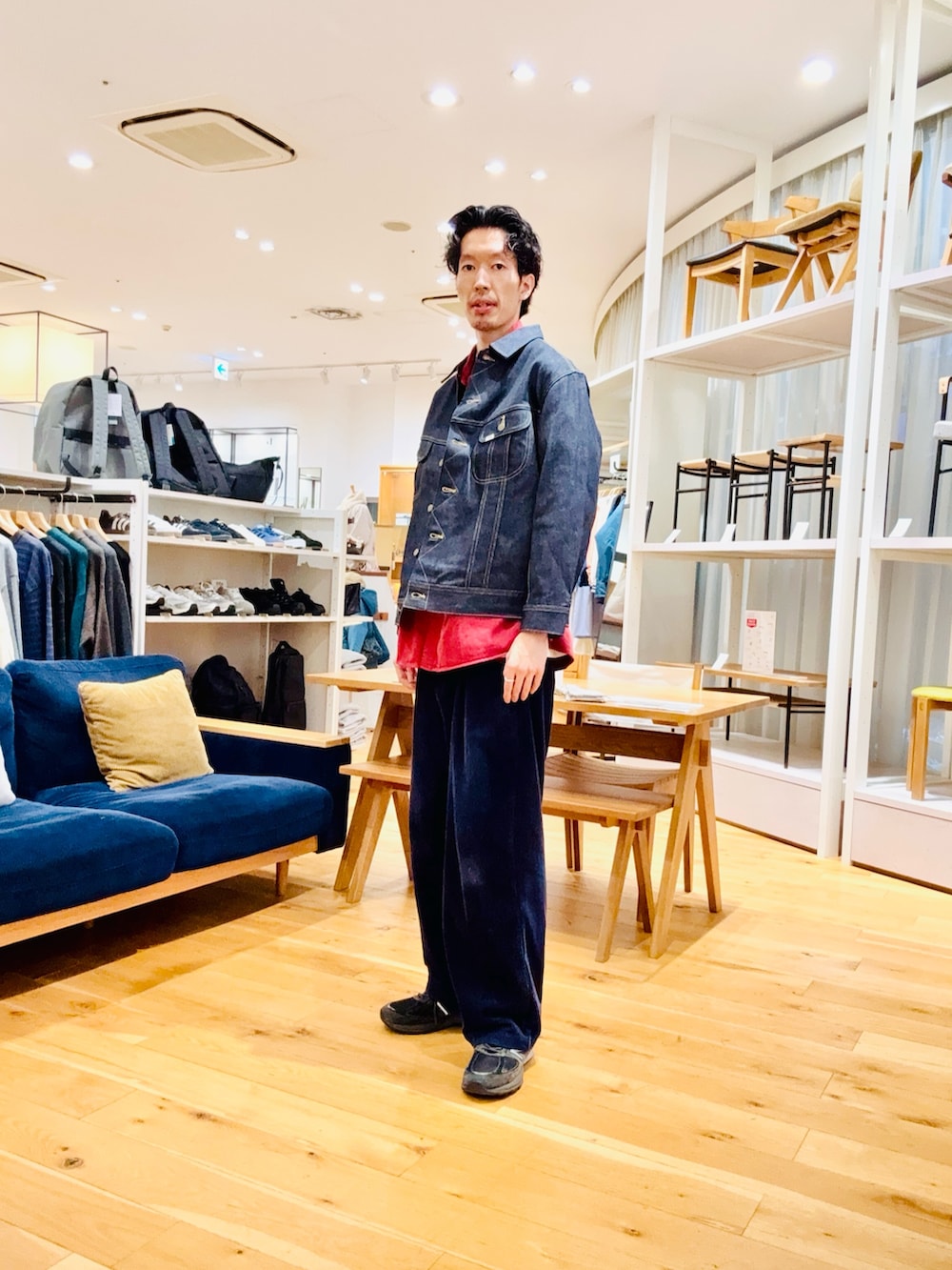 ブルー系のデニムジャケットを着用したメンズの冬コーディネートの2枚目の写真