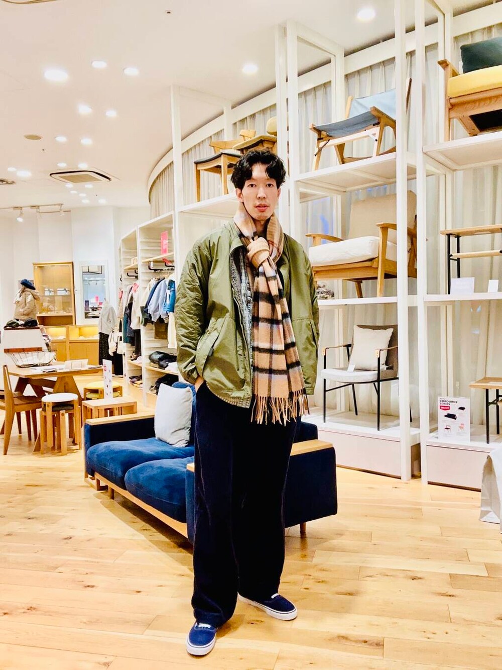 グリーン系のブルゾンを着用したメンズの冬コーディネートの3枚目の写真