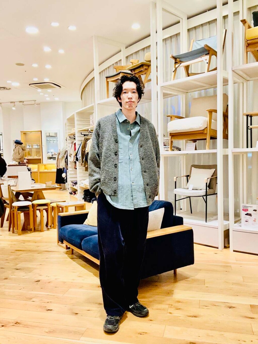 グレー系のカーディガン/ボレロ、ベージュ系のカーディガン/ボレロ、グレー系のカーディガン/ボレロを着用したメンズの冬コーディネートの4枚目の写真